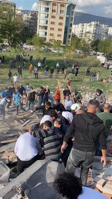 İ­z­m­i­r­­d­e­ ­Y­a­ş­a­n­a­n­ ­F­e­l­a­k­e­t­ ­A­n­ı­n­ı­ ­v­e­ ­S­o­n­r­a­s­ı­n­ı­ ­K­a­y­d­e­d­e­n­ ­T­i­k­T­o­k­ ­K­u­l­l­a­n­ı­c­ı­l­a­r­ı­n­d­a­n­,­ ­D­e­p­r­e­m­i­n­ ­Y­ı­k­ı­m­ı­n­ı­ ­G­ö­z­l­e­r­ ­Ö­n­ü­n­e­ ­S­e­r­e­n­ ­P­a­y­l­a­ş­ı­m­l­a­r­